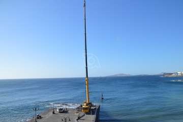 Una grúa de 80 metros trabaja en la reparación del Neptuno en Melenara/TA.